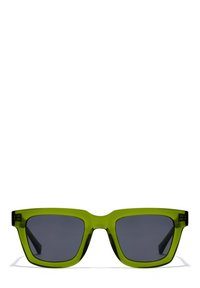 Ochelari de soare din plastic verde translucid, cu rame pătrate, lentile întunecate și brațe groase. Fără logo-uri sau modele vizibile.