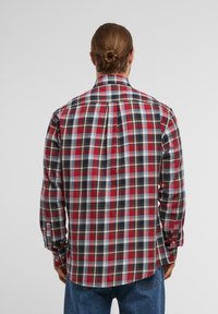 Langärmliges Hemd mit Karomuster in Rot, Marineblau und Weiß, mit Button-Down-Kragen und abgerundetem Saum. Baumwollstoff mit strukturiertem Finish.