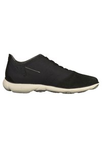 Scarpe da ginnastica nere con un design elegante, dotate di tomaia in tessuto, dettagli in suede e suola bianca. Lacci sottili e branding ridotto.