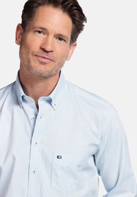 Lichtblauwe, knoopsluiting shirt met een zak en logo. Gemaakt van gladde stof, heeft een klassieke kraag en contrasterende knopen voor detail.