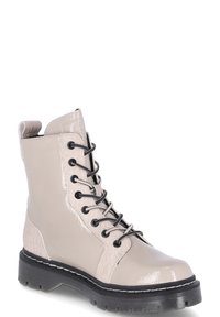 Krémové lakované kožené kotníkové boty na šněrování s černými tkaničkami, textura na bočních panelech v krokodýlím vzoru a robustní gumová podrážka.