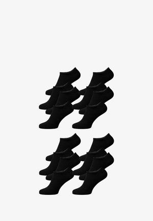 Tolv par ensfarvede sorte ankelstrømper ordnet i fire grupper med tre par i hver på en hvid baggrund.