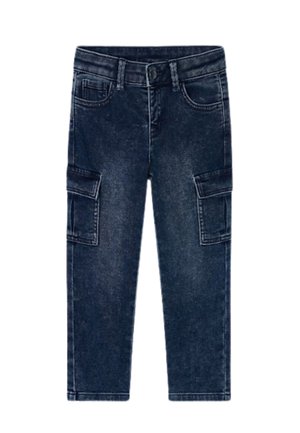 Pantaloni cargo in denim blu scuro con bottone frontale, passanti per cintura, tasche laterali con patta e dettagli di cuciture frontali e posteriori.