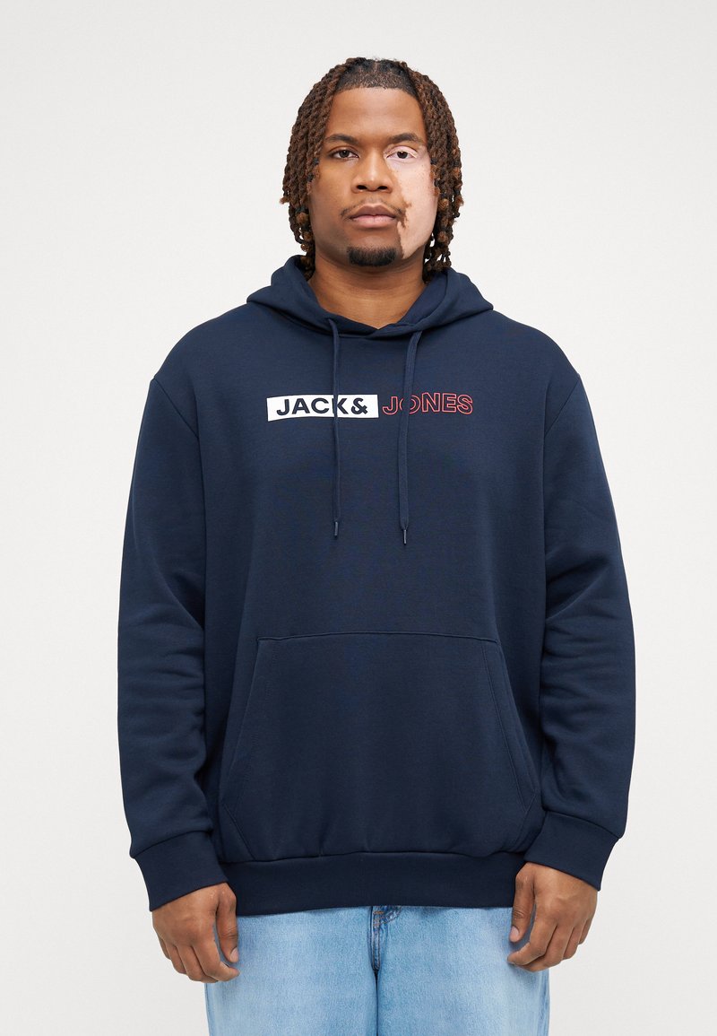 Felpa blu navy con tasca a marsupio anteriore, cappuccio con lacci e logo JACK & JONES in bianco e rosso sul petto. Materiale in cotone.
