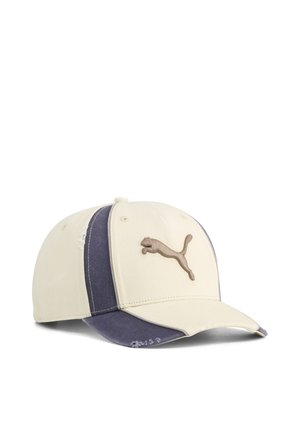 Beige og marineblå baseballcap med buet skygge, som har et brunt Puma-logo foran og små slidte detaljer på siderne og skyggen.