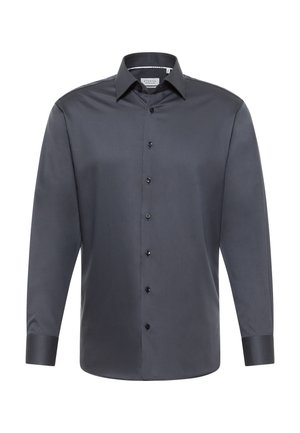 Chemise habillée à manches longues de couleur gris foncé avec col évasé, boutons noirs et design uni sur fond blanc.