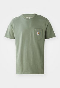 Camiseta de algodón de manga corta Carhartt verde con bolsillo en el pecho y etiqueta del logo, tamaño mediano, presentada sobre un fondo blanco.