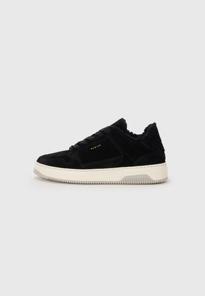 Svarte semskede sneakers med såler i kremgummi, flate lisser og en myk innvendig foring. Har minimal merkevare i gull.