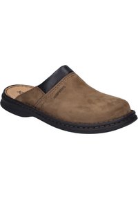 Mocassin en suède marron avec un accent en cuir noir, bout rond, détails cousus et semelle rembourrée pour le confort.