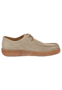 Chaussure en suède beige avec un bout arrondi, des détails cousus et une semelle en caoutchouc brun clair. Présente des lacets et une surface texturée.