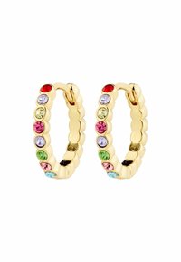 Pendientes de aro en tono dorado que presentan una serie de piedras preciosas de colores diversos dispuestas en un diseño con volutas. Cada pendiente tiene acentos vibrantes en rojo, rosa, verde, púrpura y azul.