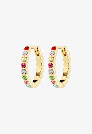 Guldtonede hoops øreringe med en række flerfarvede ædelsten sat inden for et scalloped design. Hver ørering har livlige accenter i rød, pink, grøn, lilla og blå.