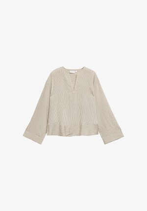 Beige-wit gestreepte blouse met lange mouwen, een V-hals met een inkeping en brede manchetten, getoond op een witte achtergrond.