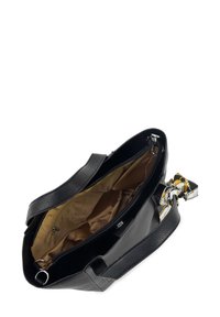 Zwarte leren handtas met een textuur aan de buitenkant, een open bovenkant en een bruine binnenkant. Inclusief een decoratieve sjaal die aan de handgreep is vastgebonden.