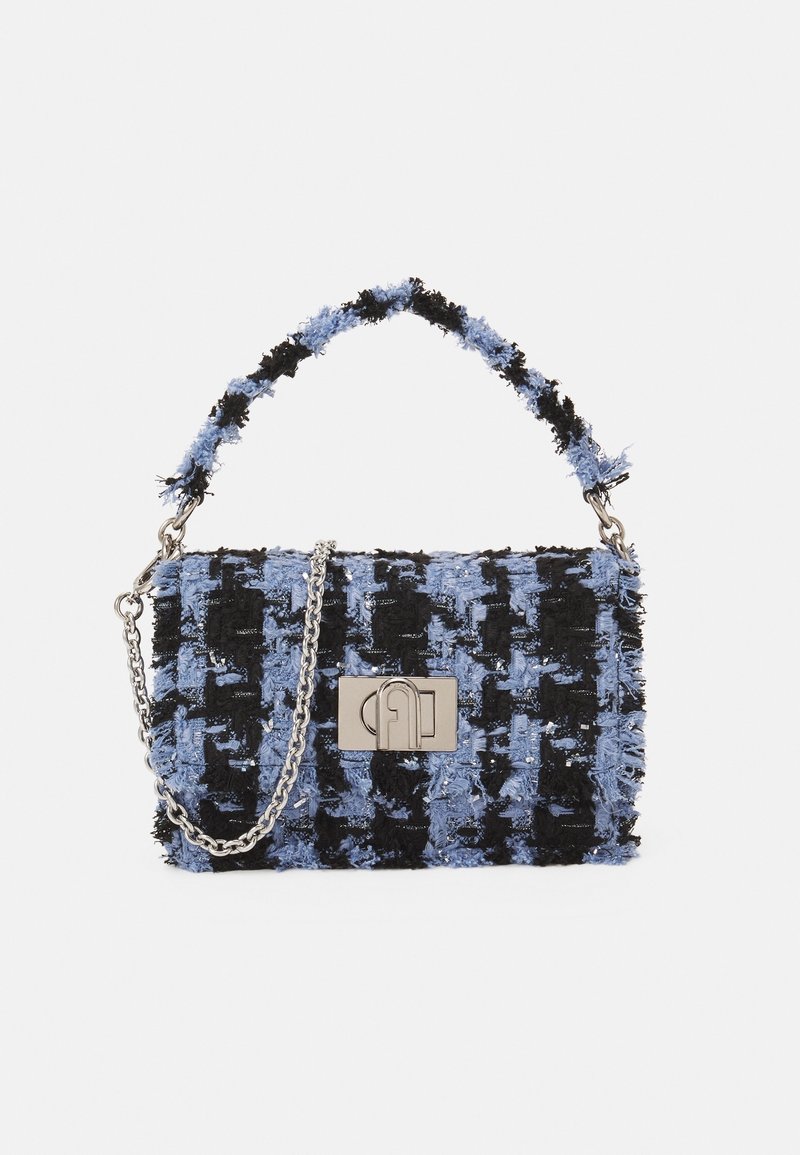 Borsa in tweed nera e blu con finitura texture, dotata di una tracolla in metallo argentato e di una placca rettangolare con logo in metallo.