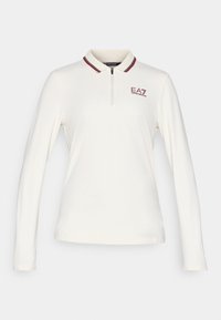 Bílé polo tričko s dlouhými rukávy a polovičním zipem, z ribbeným límcem s červenými pruhy a logem EA7 Emporio Armani na hrudi.