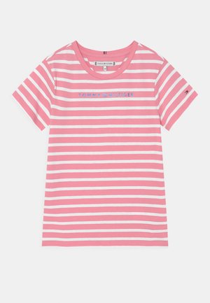 Roze-wit horizontaal gestreept T-shirt met korte mouwen, blauwe tekst "Tommy Hilfiger" op de borst en een ronde hals.