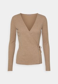 Beige pitkähihaine kietaisuneule V-kauluksella ja sivusoljella, poimutettu neulekuvio, tiukka leikkaus.