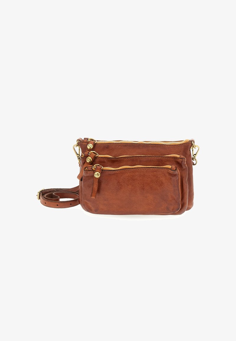 Borsa a tracolla in pelle marrone con tre scomparti con zip, hardware dorato e tracolla regolabile avvolta accanto su sfondo bianco.