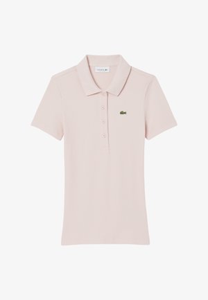 Camisa polo en rosa claro, textura acanalada, mangas cortas, con tapeta de tres botones, presenta pequeño logo verde de Lacoste en el lado izquierdo del pecho.