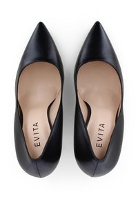 Zwarte leren pumps met een spitse neus en een lage snit, met een gladde textuur en een beige binnenzool met het merk "EVITA."