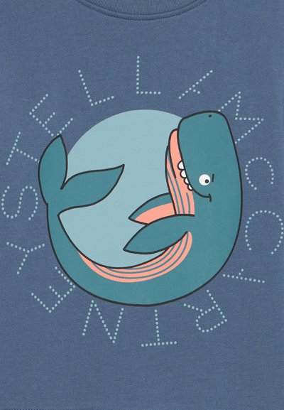 Sinine koomiksvaal roosade triipudega helesinise ringi sees, ümbritsetud täpilise tekstiga "THE LLAMAS PRACTISE" sinisel taustal.