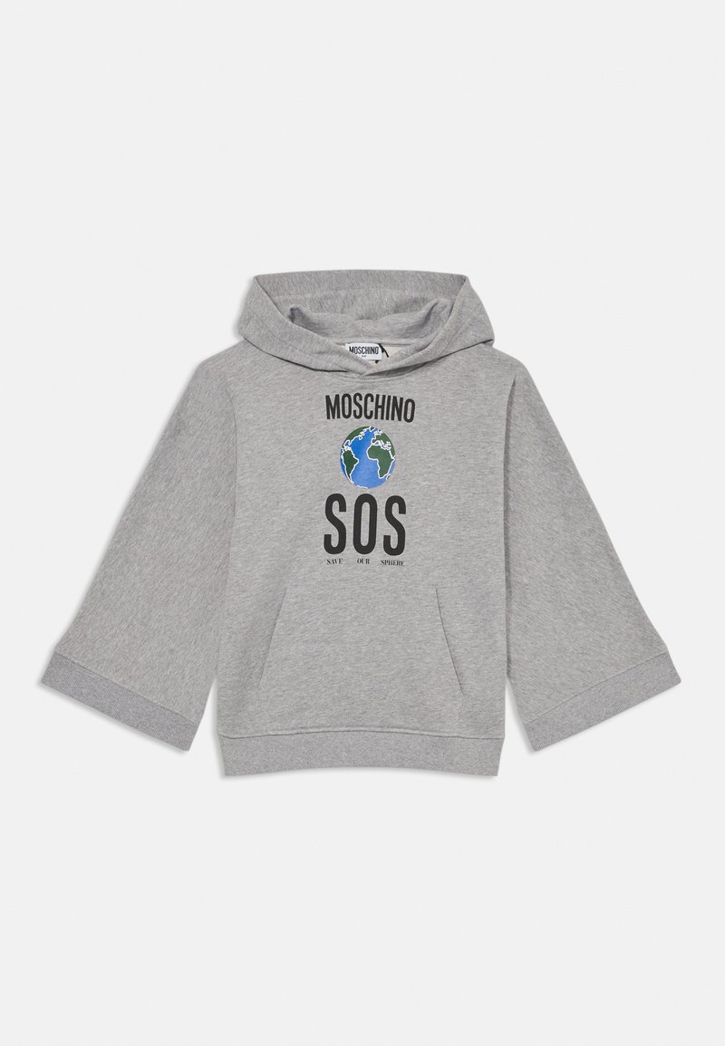 Sweatshirt cinza com capuz, apresentando um gráfico de um globo azul e verde e texto preto "MOSCHINO SOS" e "SAVE OUR SPHERE". Mangas curtas.