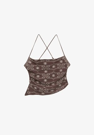 Camisole marron à motifs avec de fines bretelles croisées, présentant un tissu texturé avec des motifs géométriques blancs et des détails froncés au niveau de la poitrine.
