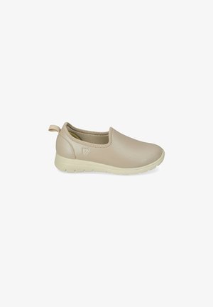 Scarpa beige senza lacci con suola imbottita, collo morbido, linguetta sul tallone e logo discreto sul lato, progettata per un uso casual.