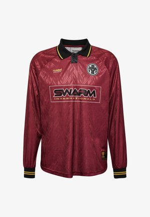 Bordeaux lange mouwen sportshirt met zwarte kraag, gele strepen, "SWARM" logo en een cirkelvormig embleem met "XXIII" op de borst.