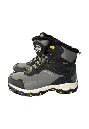 Coppia di scarponi da trekking grigi e neri con materiale softshell, fodera in pelliccia, chiusura con lacci e suole robuste con dettagli gialli.