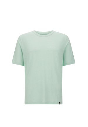 Camiseta de manga corta verde menta clara hecha de una tela suave, con un cuello redondo y una pequeña etiqueta de la marca en el lado inferior izquierdo.