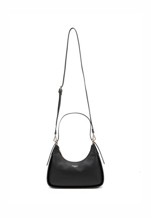 Sac à épaule en cuir noir avec une forme incurvée, quincaillerie dorée et deux sangles réglables. Surface texturée avec un détail de logo subtil.