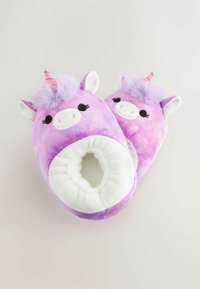 Chaussons en forme de licorne violette en matériau peluche, avec un intérieur blanc, une corne rose et de douces touches violettes. Design à ouverture circulaire.