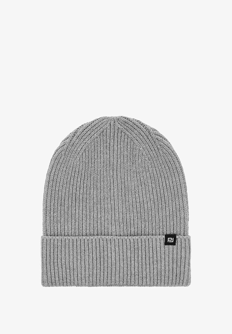 Szary dziany czapka beanie z prążkowanym wzorem; posiada podwinięty brzegi i małą czarną metkę z logo po boku. Okrągły wzór u góry.