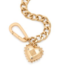 Pulsera de cadena en tono dorado que presenta un charm de corazón con picos, un acento cuadrado y rhinestones incrustados en un acabado pulido.