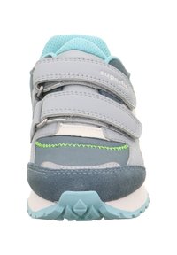 Grauer Sportschuh mit blauen Akzenten, ausgestattet mit Klettverschlüssen, strukturiertem Wildleder und synthetischen Materialien sowie einer gemusterten Gummisohle.