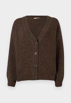 Brun, stickad cardigan med v-ringning, långa ärmar och fem knappar framtill. Mjuk textur med ribbade mudd och fåll.