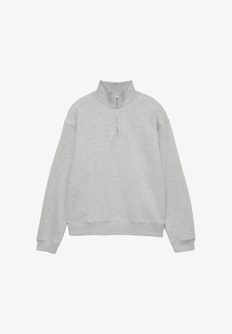Sweat-shirt gris clair à manches longues avec un col montant et une demi-fermeture éclair frontale, poignets et ourlet en bord-côtes.