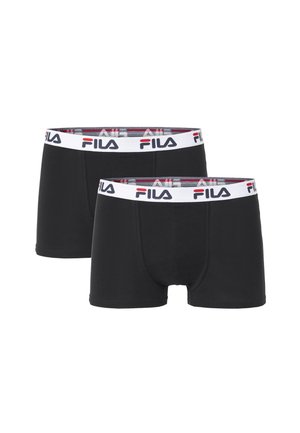 Dwie pary czarnych męskich bokserek z białymi elastycznymi paskami w pasie z logo FILA w kolorze czerwonym i granatowym.