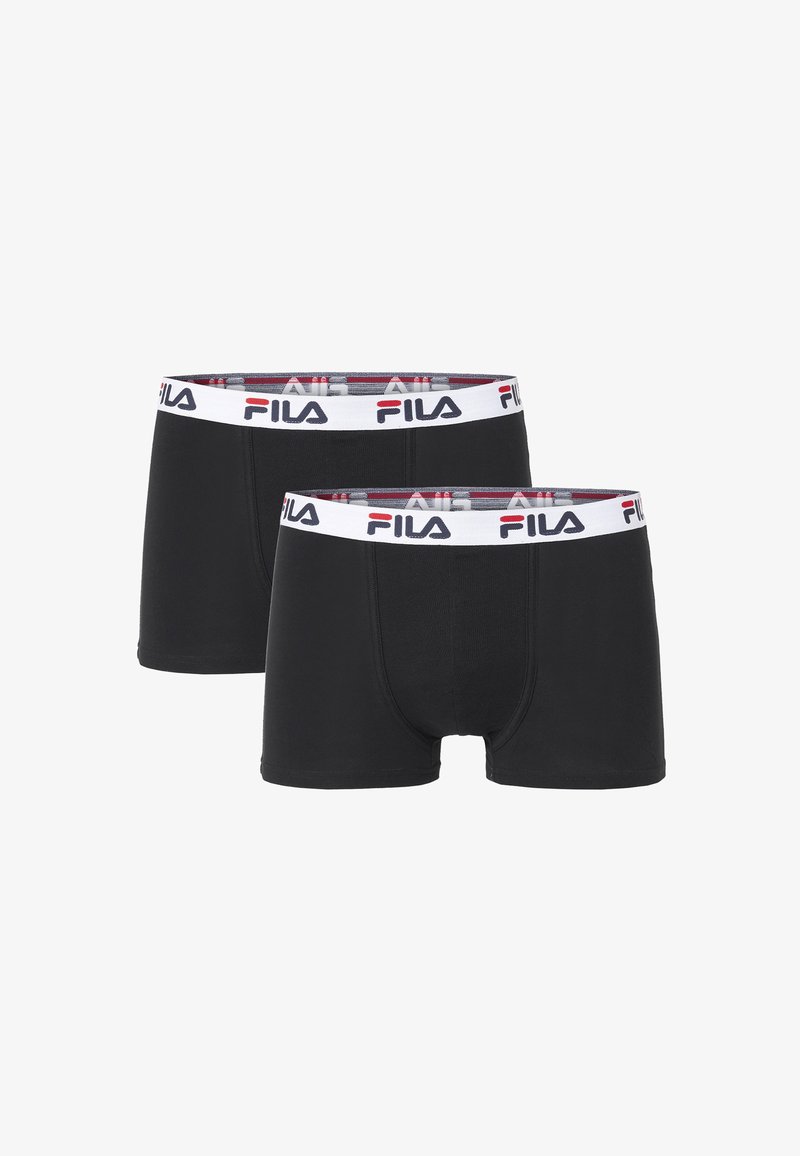 Deux paires de boxers noirs pour hommes avec des ceintures élastiques blanches comportant le logo FILA en rouge et bleu marine.