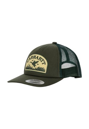 Gorra snapback Carhartt verde oscuro con parte trasera de malla y parche que muestra un pato volando y hierba en el panel frontal.