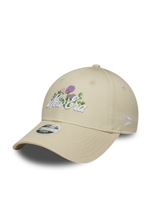 Beige Baseballcap mit gesticktem "New Era" Schriftzug und lila Blumen auf der Vorderseite, gebogenem Schirm und verstellbarem Rückriemen.
