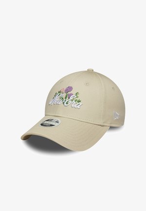 Beige Baseballcap mit gesticktem "New Era" Schriftzug und lila Blumen auf der Vorderseite, gebogenem Schirm und verstellbarem Rückriemen.