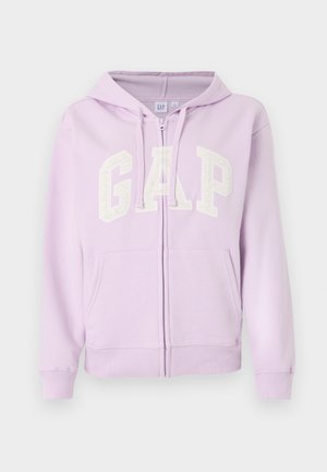Hanorac cu fermoar în culoare mov deschis, cu buzunare frontale și inscripția albă „GAP” pe piept, prevăzut cu glugă reglabilă cu șnur.