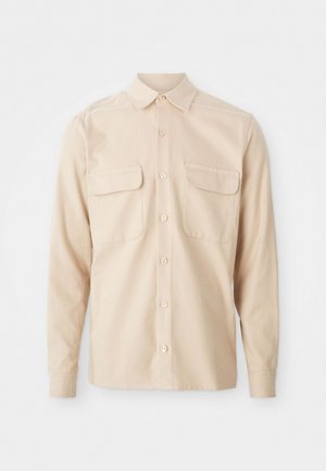 Beige langärmliges Hemd aus gewebtem Stoff, mit zwei Brusttaschen, einem spitzen Kragen und Knopfverschluss vorne. Glatte Textur.