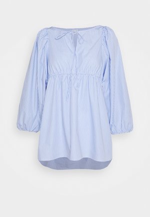 Blusa de manga larga con rayas verticales en azul claro y blanco, cintura fruncida, puños elásticos, escote redondeado y lazo atado en la parte delantera.