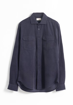 Camisa de botones de manga larga en azul marino, fabricada en una tela suave. Presenta dos bolsillos en el pecho, un cuello puntiagudo y un dobladillo redondeado.