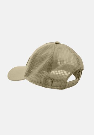 Beżowa czapka baseballowa z zakrzywionym daszkiem, wykonana z teksturowanej tkaniny. Siatkowy tył dla wentylacji i regulowany pasek dla rozmiaru.