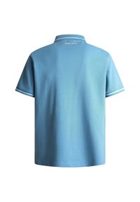 Svetlo modrá polo košeľa vyrobená z bavlny, s klasickým golierom, krátkymi rukávmi a bielymi pruhmi na manžetách. Logo umiestnené na zadnej strane.